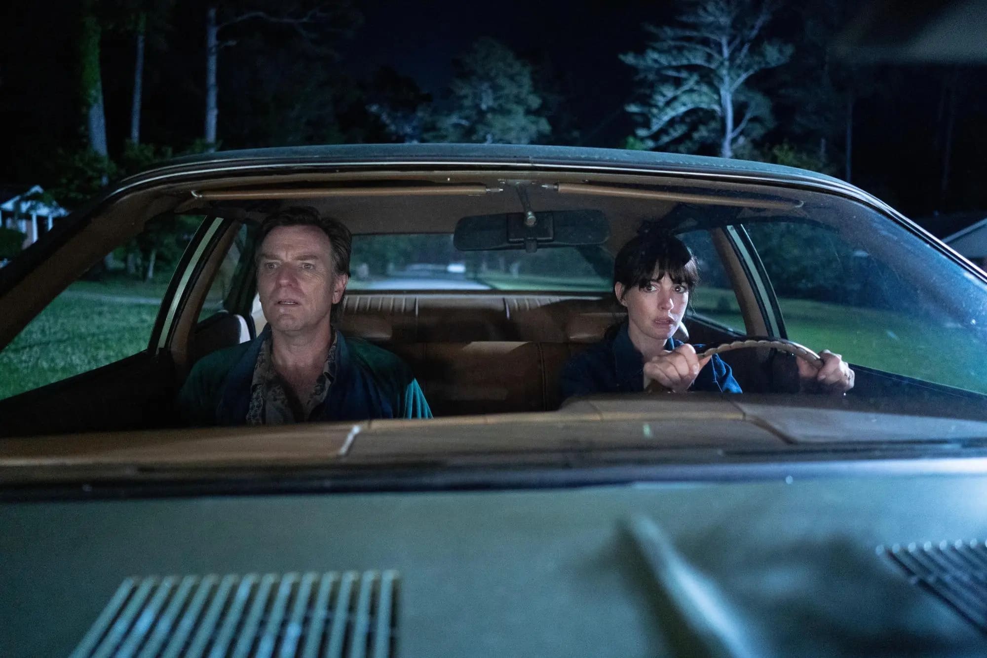 Ewan McGregor and Anne Hathaway in THE END OF OAK STREET.